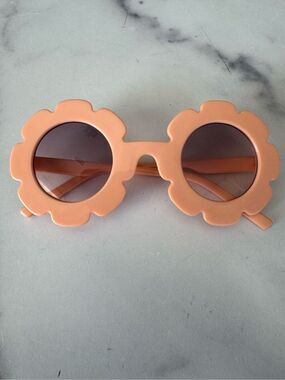 Lacey Lane coral sunnies flower shaped sunglasses girls 2-5 year summertime 70s
